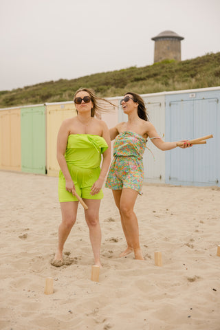 Lireina modellen spelen Kubbs op het strand